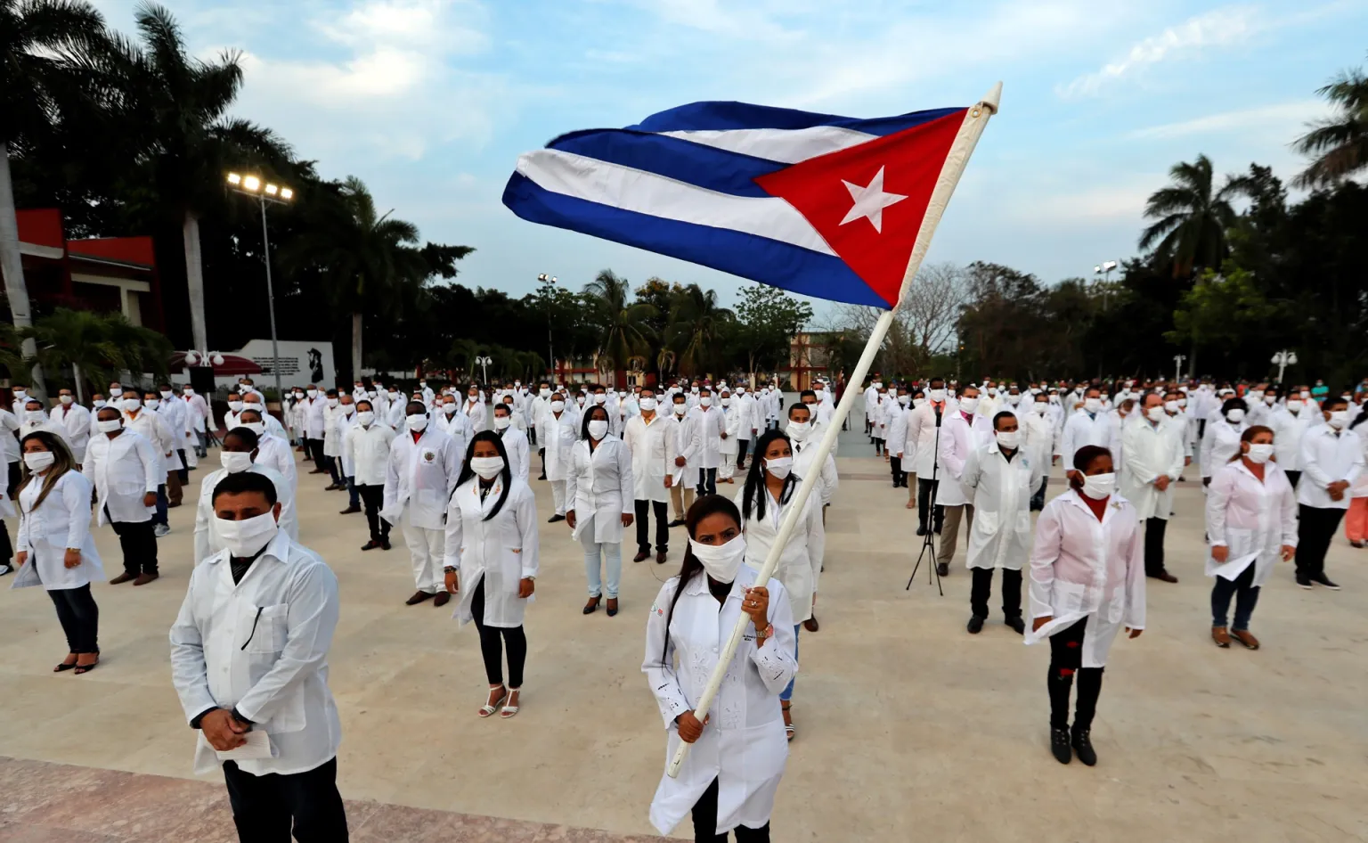 Llegan 199 médicos cubanos a México para atender comunidades marginadas, como parte de un convenio bilateral que suma 2,700 galenos.