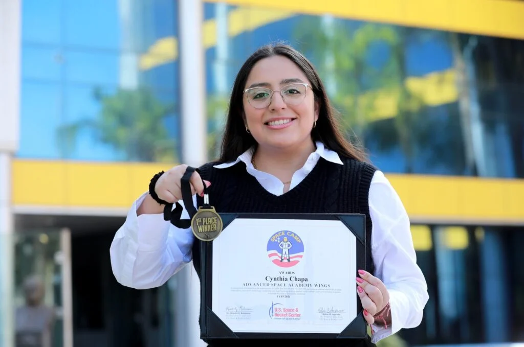 Cynthia Valenzuela, estudiante de la UANL, ganó el primer lugar en la NASA con su proyecto de bio-recubrimiento para bases lunares.