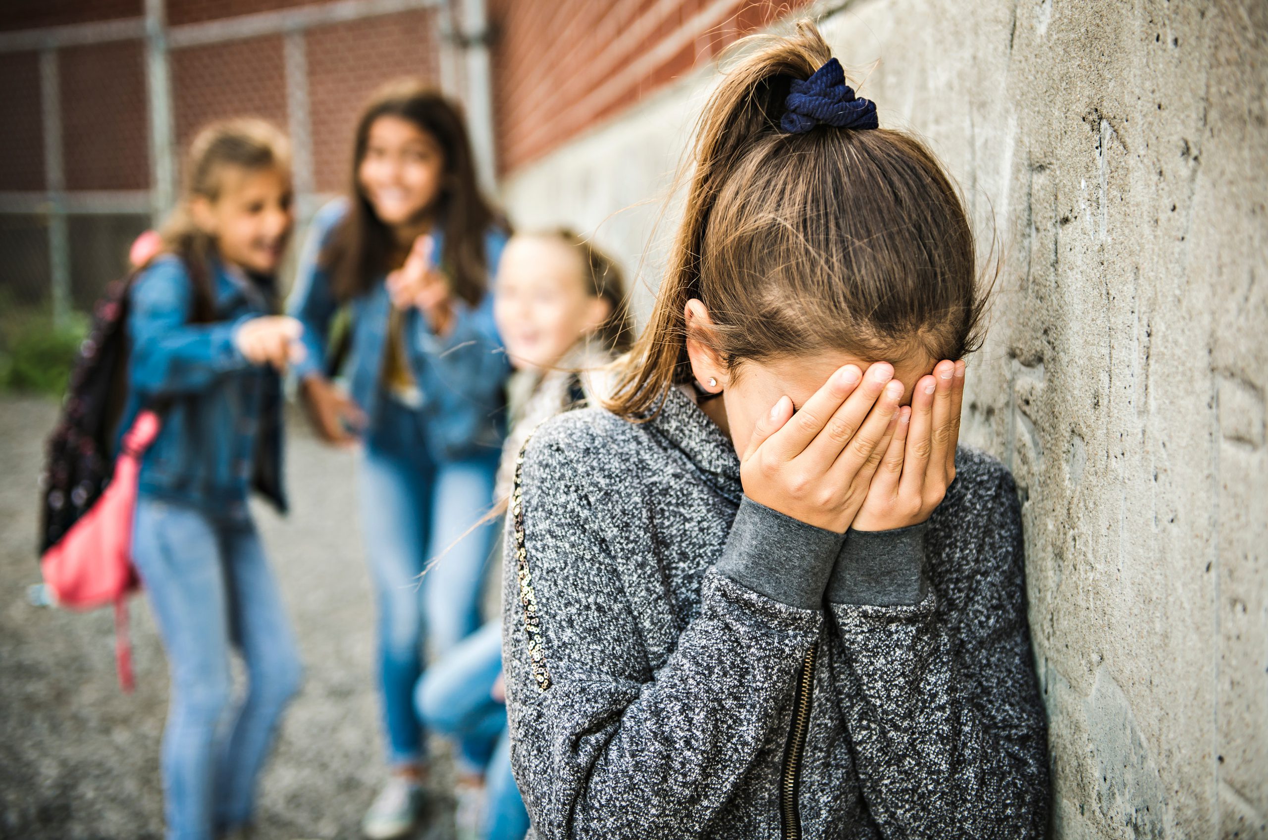 Una de las principales estrategias para prevenir el acoso escolar es fomentar una cultura de respeto y empatía dentro del aula.