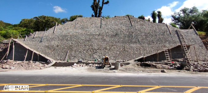 El basamento piramidal fue descubierto en Hidalgo durante la ampliación de la carretera Pachuca-Huejutla.