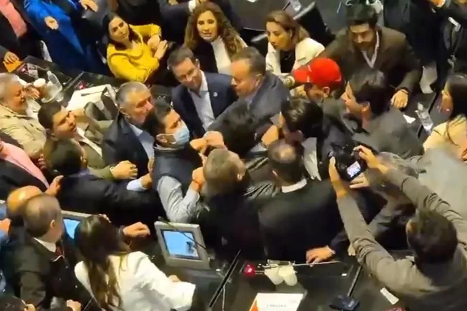 Acalorada disputa en el Senado: Yunes Márquez amenaza a Vázquez tras acusaciones; enfrentamiento entre Morena y PAN genera caos.