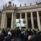 El Papa Francisco pide un alto al fuego en todos los frentes de guerra antes de Navidad, condenando la crueldad en Ucrania y Gaza.