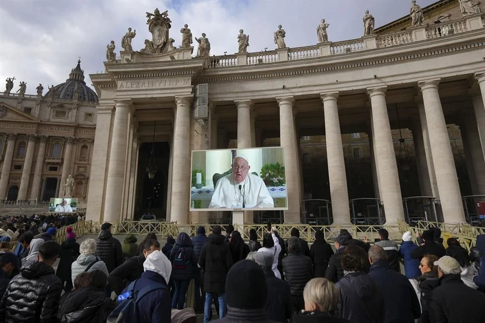 El Papa Francisco pide un alto al fuego en todos los frentes de guerra antes de Navidad, condenando la crueldad en Ucrania y Gaza.