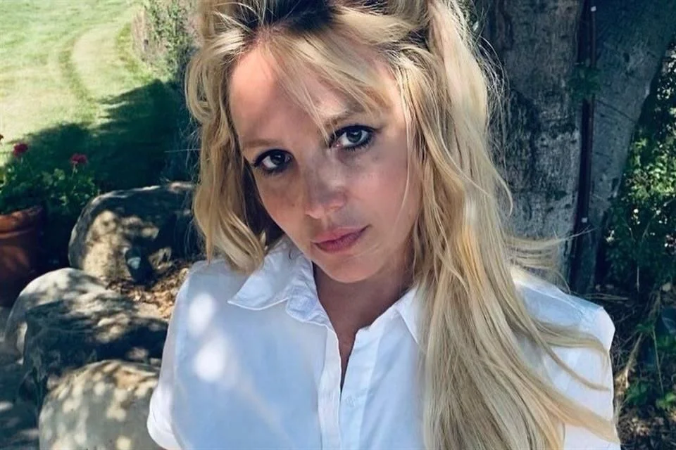 Britney Spears respondió a críticas sobre sus videos de baile en Instagram, rechazando comentarios crueles y defendiendo su autenticidad.