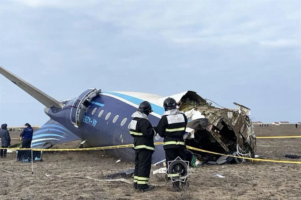 Avión de Azerbaijan Airlines se estrella en Kazajistán, dejando 38 muertos. Investigan causas mientras se decreta luto nacional.