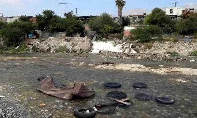 Según AyD el exceso de agua supera la capacidad del acueducto, desbordando en el Río Santa Catarina y formando una "cascada".