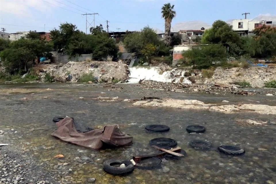 Según AyD el exceso de agua supera la capacidad del acueducto, desbordando en el Río Santa Catarina y formando una "cascada".