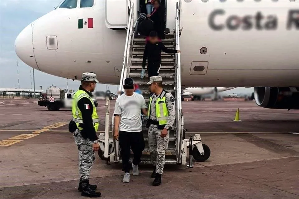 Intento de secuestro: pasajero desvió vuelo de Volaris a GDL; fue detenido. Tripulación y pasajeros continuaron a salvo a Tijuana.