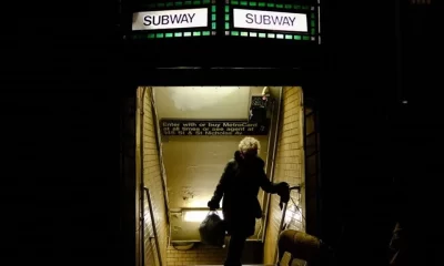 Ataque con cuchillo en el metro de Nueva York deja dos heridos. Crecen preocupaciones por seguridad tras recientes actos violentos.