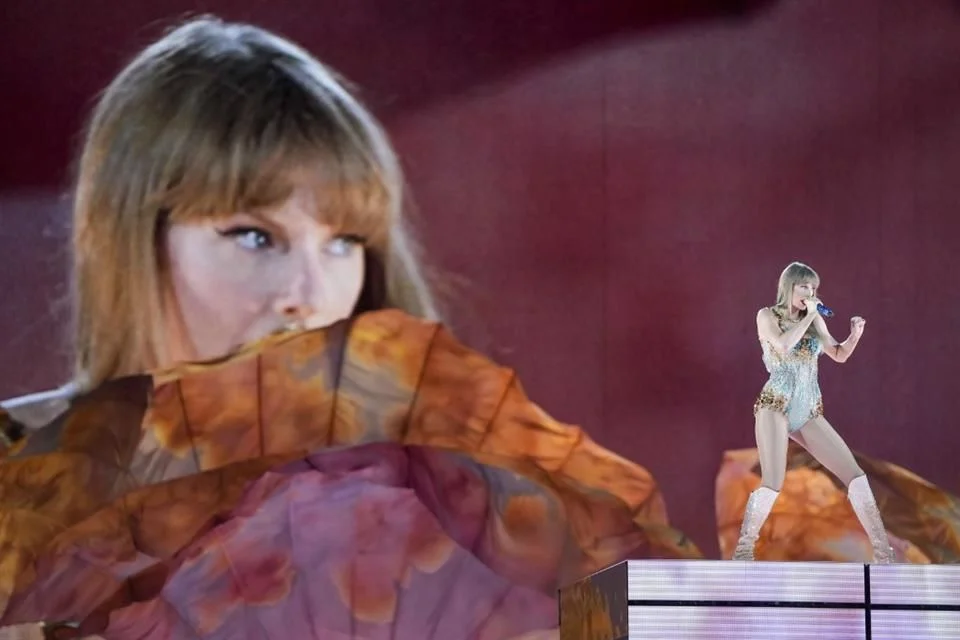 Taylor Swift cerró "The Eras Tour" con récords históricos, impacto económico global y gestos hacia su equipo, reafirmando su estatus icónico.