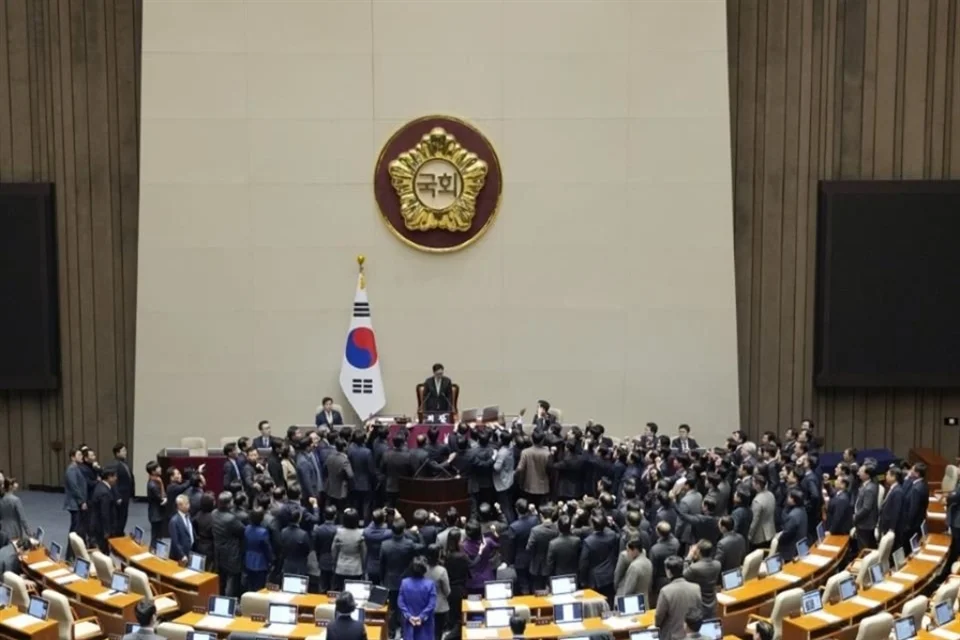 El Parlamento de Corea del Sur destituye al Presidente interino Han Duck-soo en medio de una crisis política sin precedentes.