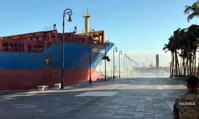 Fuertes vientos del Frente Frío 14 en Veracruz causan choque de buque contra el malecón, daños, cortes eléctricos y caída de estructuras.