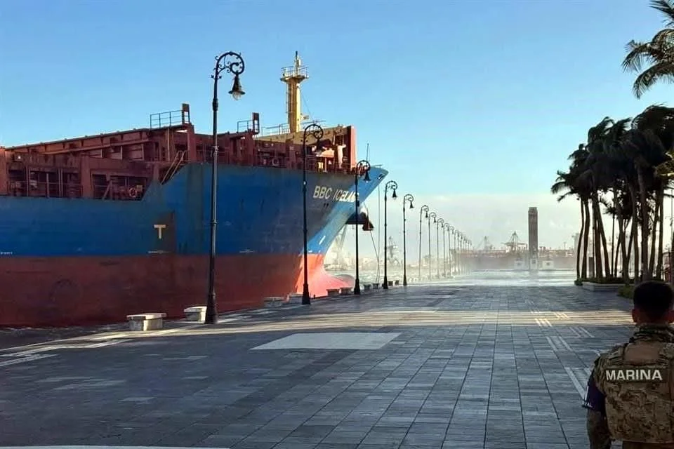 Fuertes vientos del Frente Frío 14 en Veracruz causan choque de buque contra el malecón, daños, cortes eléctricos y caída de estructuras.