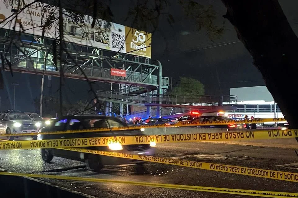 Hombre de 30 años pierde la vida tras colgarse de un puente peatonal en Guadalupe; el hecho causó caos vial en Miguel Alemán.