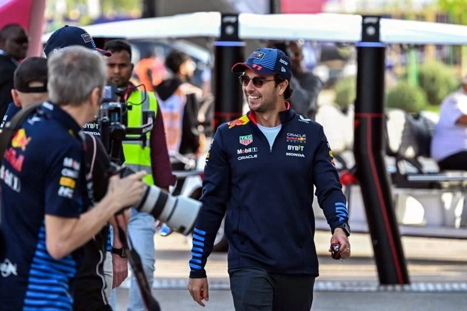 Checo Pérez asegura que seguirá con Red Bull en 2025, desmiente rumores de salida y se enfoca en cerrar fuerte la temporada en Abu Dhabi.