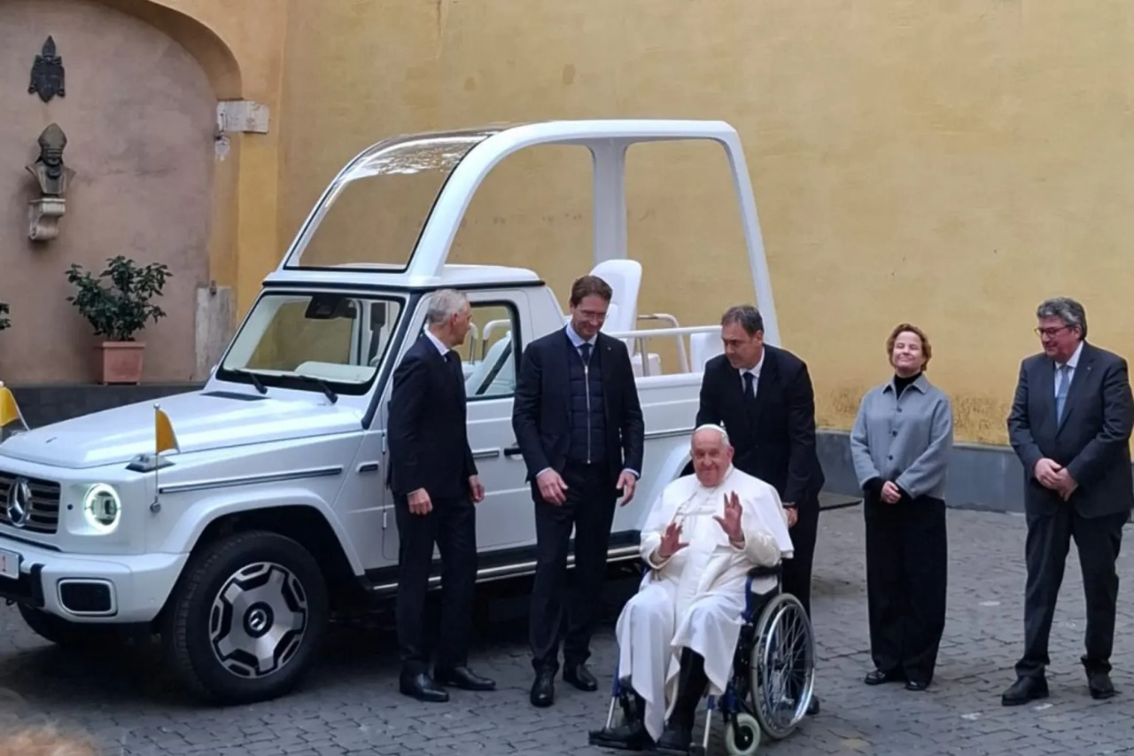 El Papa Francisco recibe el primer papamóvil eléctrico de Mercedes-Benz, diseñado para el Jubileo 2025 y alineado con la sostenibilidad.