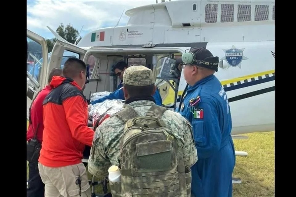 Siete militares resultaron heridos en Cotija, Michoacán, tras un ataque con explosivos; investigan si se usaron drones o minas terrestres.