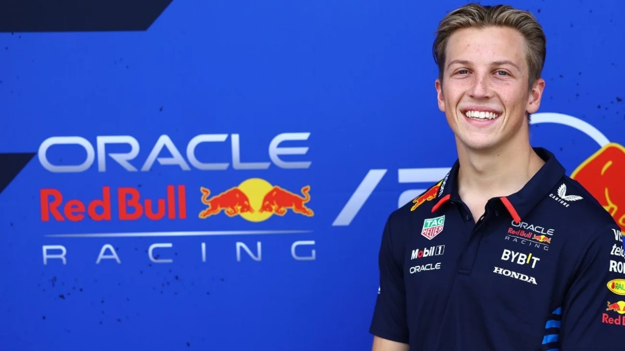 Liam Lawson reemplazará a "Checo" Pérez en Red Bull Racing para la temporada 2025, formando dupla con Max Verstappen.