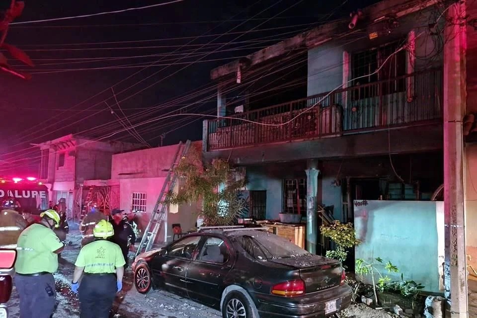 Un incendio en Guadalupe dejó una persona muerta y siete lesionadas, tras explotar pirotecnia almacenada en una casa.