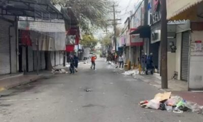 Calles del primer cuadro de Monterrey se vieron sumamente afectadas con la basura desechada tras compras navideñas.