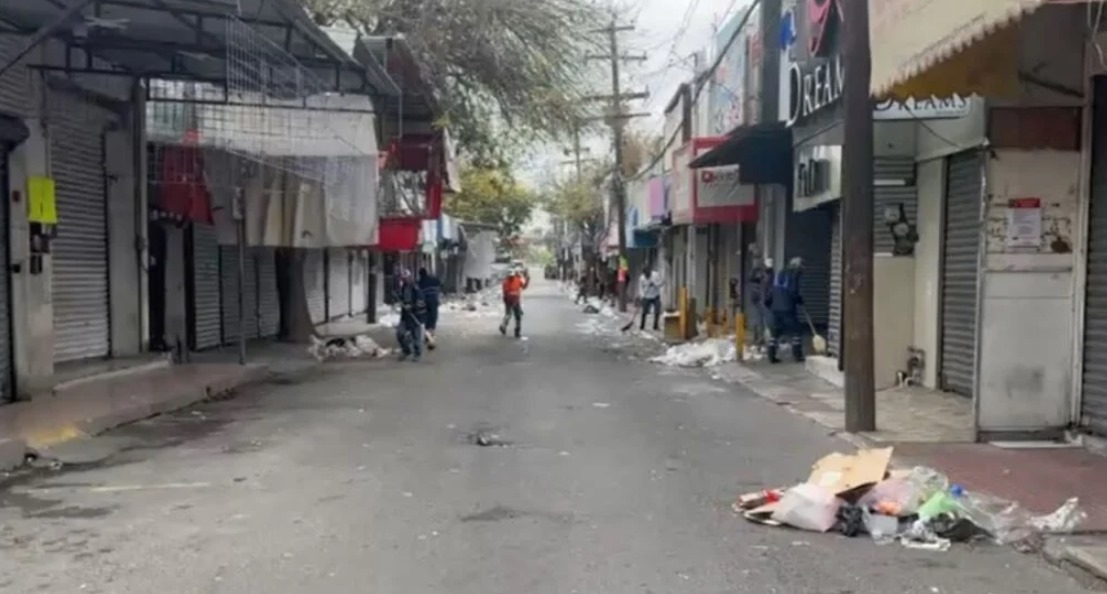 Calles del primer cuadro de Monterrey se vieron sumamente afectadas con la basura desechada tras compras navideñas.