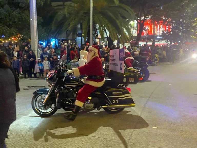 San Pedro inició la Navidad con su tradicional desfile; 10 mil asistentes disfrutaron carros alegóricos, música, y el encendido del pino.