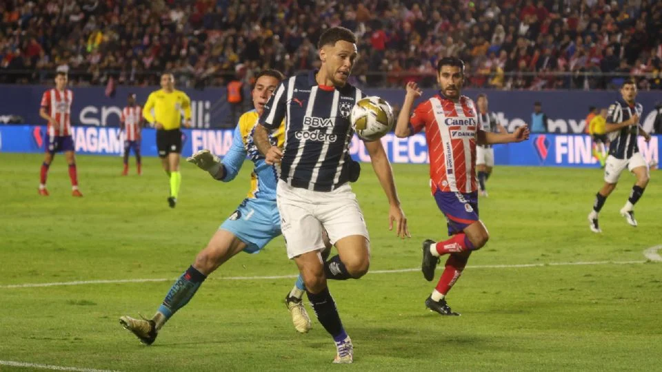 La Comisión de Árbitros admitió que hubo un error al no marcar penal en la falta sobre Lucas Ocampos en la Semifinal entre San Luis y Rayados.