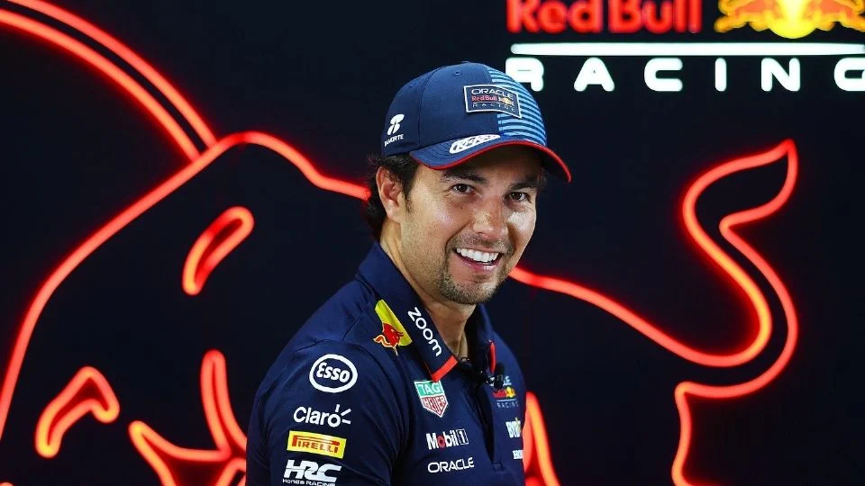 'Checo' Pérez deja Red Bull tras 4 años y 5 victorias. Red Bull anunciará su reemplazo, con rumores sobre Liam Lawson.