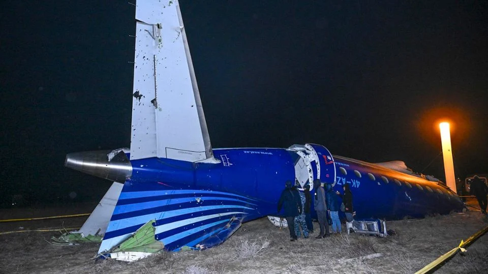 Avión de AZAL derribado por misil ruso en Kazajistán deja 38 muertos. Expertos brasileños se sumarán a la investigación del siniestro.