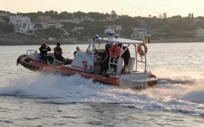 Una niña de 11 años, única sobreviviente de un naufragio en el Mediterráneo, fue rescatada tras pasar 12 horas en el agua. Su hermano y 45 personas más están desaparecidos.