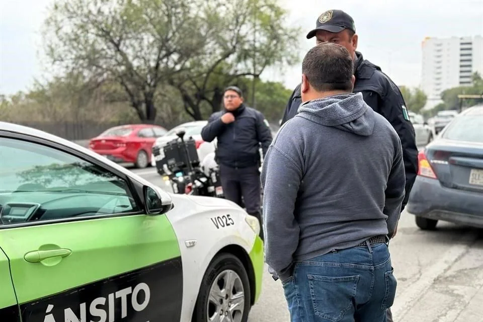 En Guadalupe, NL, bebé de 6 meses fue hallado solo en un auto. Padre detenido por abandono; menor bajo cuidado del DIF.