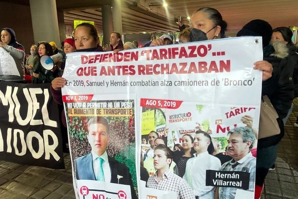 Los manifestantes, quienes llegaron en camiones privados, lanzaron consignas como "Que salga Samuel" y "El pueblo unido, jamás será vencido".