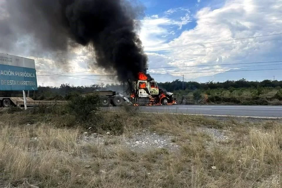 Hombres armados incendiaron un tráiler y atravesaron otro vehículo en Hualahuises y Linares.