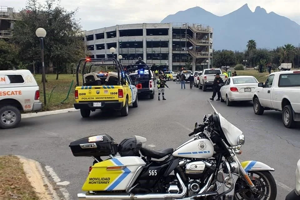 Autoridades de Monterrey atienden amenaza de artefacto explosivo en estacionamiento E-10; zona revisada y accesos bloqueados.