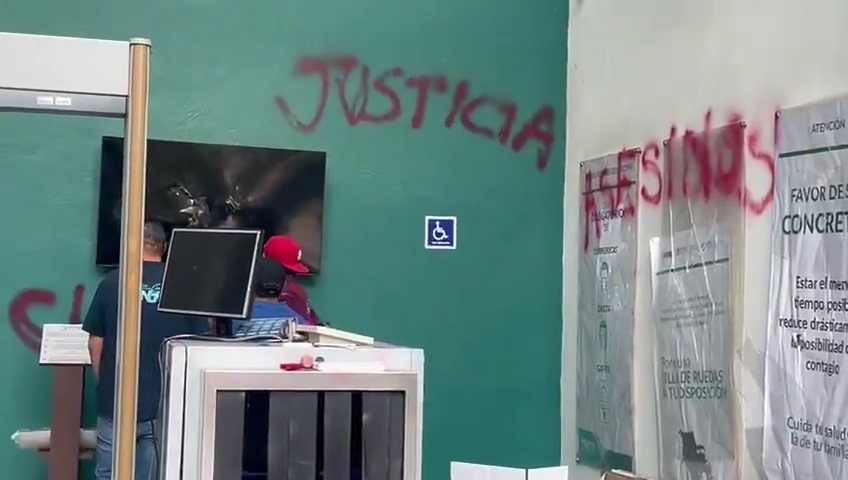 Activistas irrumpen en Ciudad Judicial CDMX exigiendo justicia en casos de transfeminicidio y sentencias más severas. Tensión en la zona.