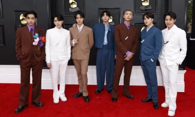 BTS hace historia en Spotify al ser la primera banda de K-pop en superar 2 mil millones de reproducciones con su éxito global ‘Dynamite’.