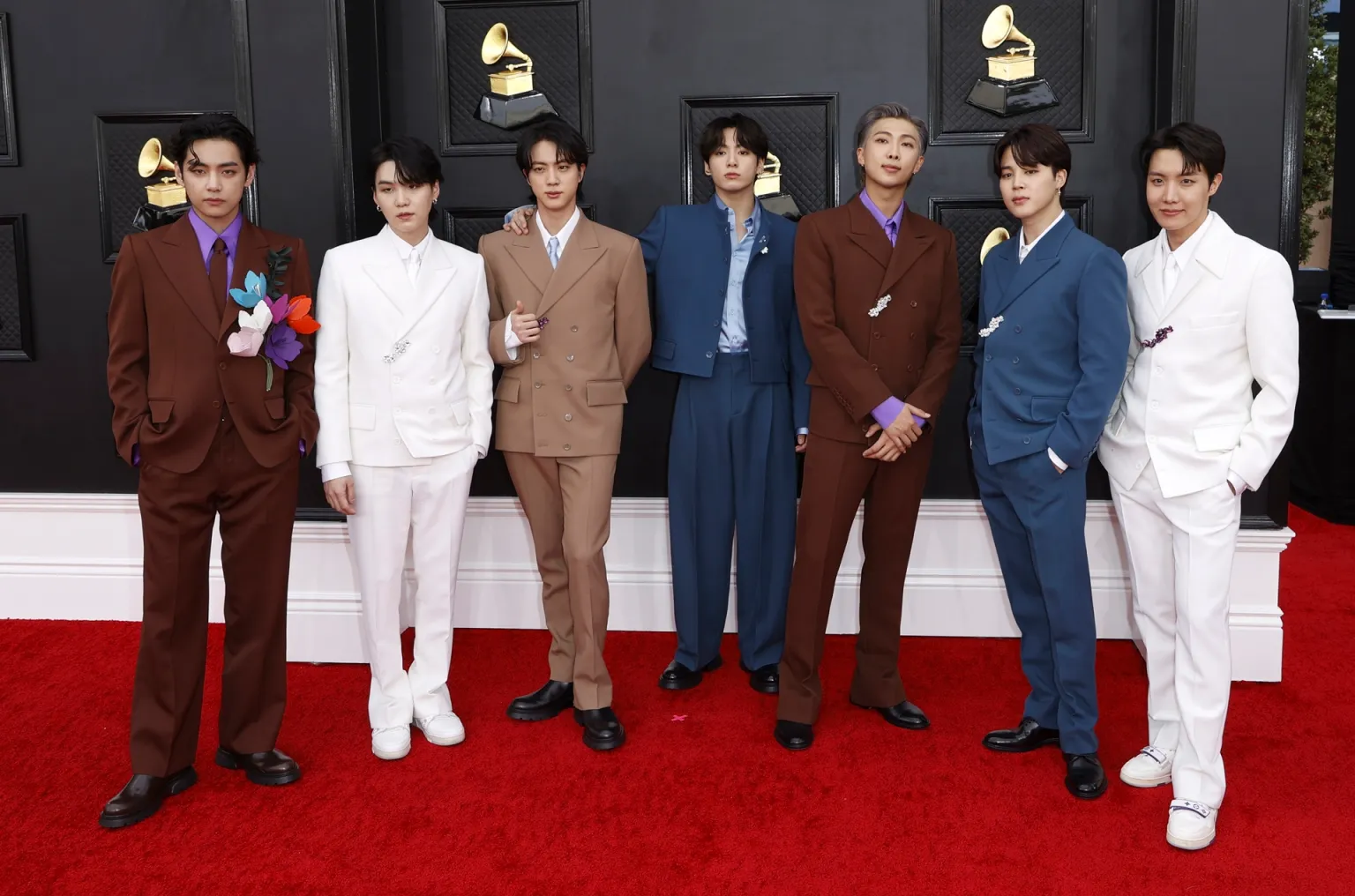 BTS hace historia en Spotify al ser la primera banda de K-pop en superar 2 mil millones de reproducciones con su éxito global ‘Dynamite’.