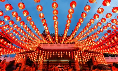 Durante la celebración, es común el uso del color rojo, ya que simboliza la buena suerte y se cree que ahuyenta a los malos espíritus.