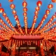 Durante la celebración, es común el uso del color rojo, ya que simboliza la buena suerte y se cree que ahuyenta a los malos espíritus.