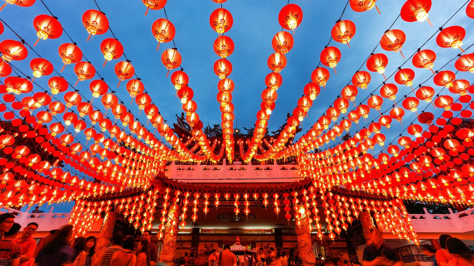 Durante la celebración, es común el uso del color rojo, ya que simboliza la buena suerte y se cree que ahuyenta a los malos espíritus.