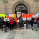 Los manifestantes colocaron una barricada y portaron carteles con consignas como “No al Tarifazo” y “Que Regrese el Incentivo”.