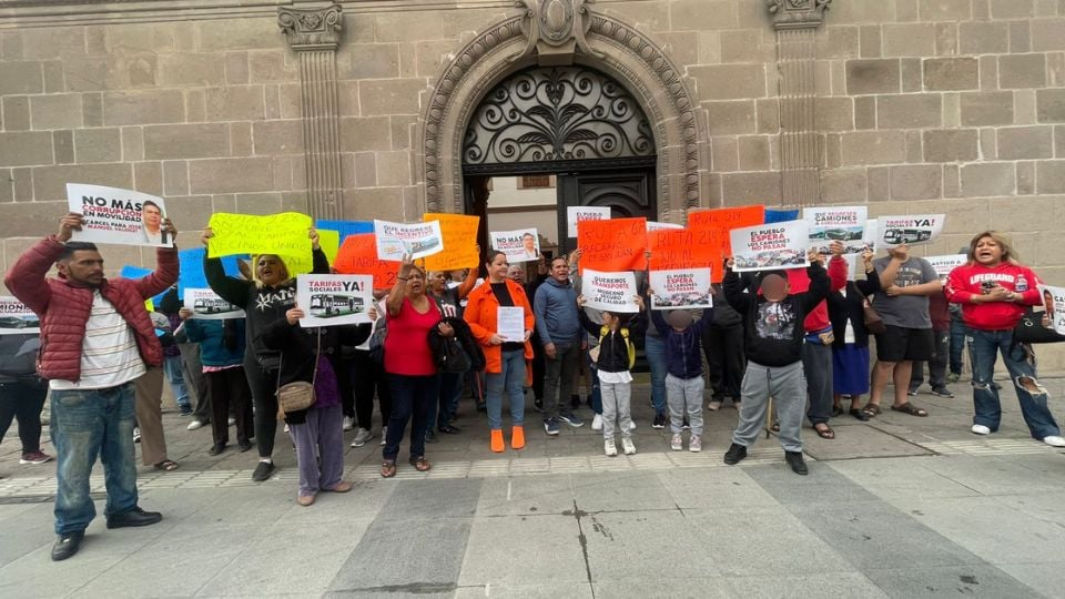 Los manifestantes colocaron una barricada y portaron carteles con consignas como “No al Tarifazo” y “Que Regrese el Incentivo”.