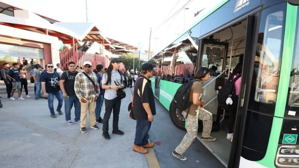 Jóvenes presentan queja ante Derechos Humanos por aumento en la tarifa del transporte