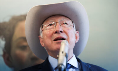 Ken Salazar se despide como embajador de EE. UU. en México tras tres años de trabajo, destacando la cooperación y desafíos bilaterales.