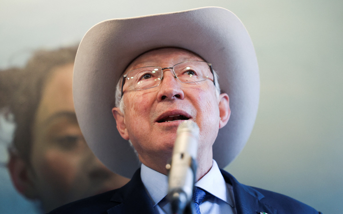 Ken Salazar se despide como embajador de EE. UU. en México tras tres años de trabajo, destacando la cooperación y desafíos bilaterales.