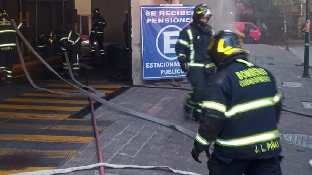 El Escuadrón de Rescate y Urgencias Médicas (ERUM) atendió a 40 personas afectadas por inhalación de humo, mientras el inmueble fue evacuado.