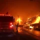 Los incendios han provocado la evacuación de más de 180 mil personas y causado daños a cerca de 10 mil edificaciones.