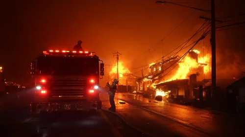 Los incendios han provocado la evacuación de más de 180 mil personas y causado daños a cerca de 10 mil edificaciones.