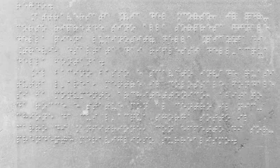 Desarrollado en 1825 por Louis Braille, el sistema se basa en seis puntos que generan 64 combinaciones para representar letras, números y hasta partituras musicales,