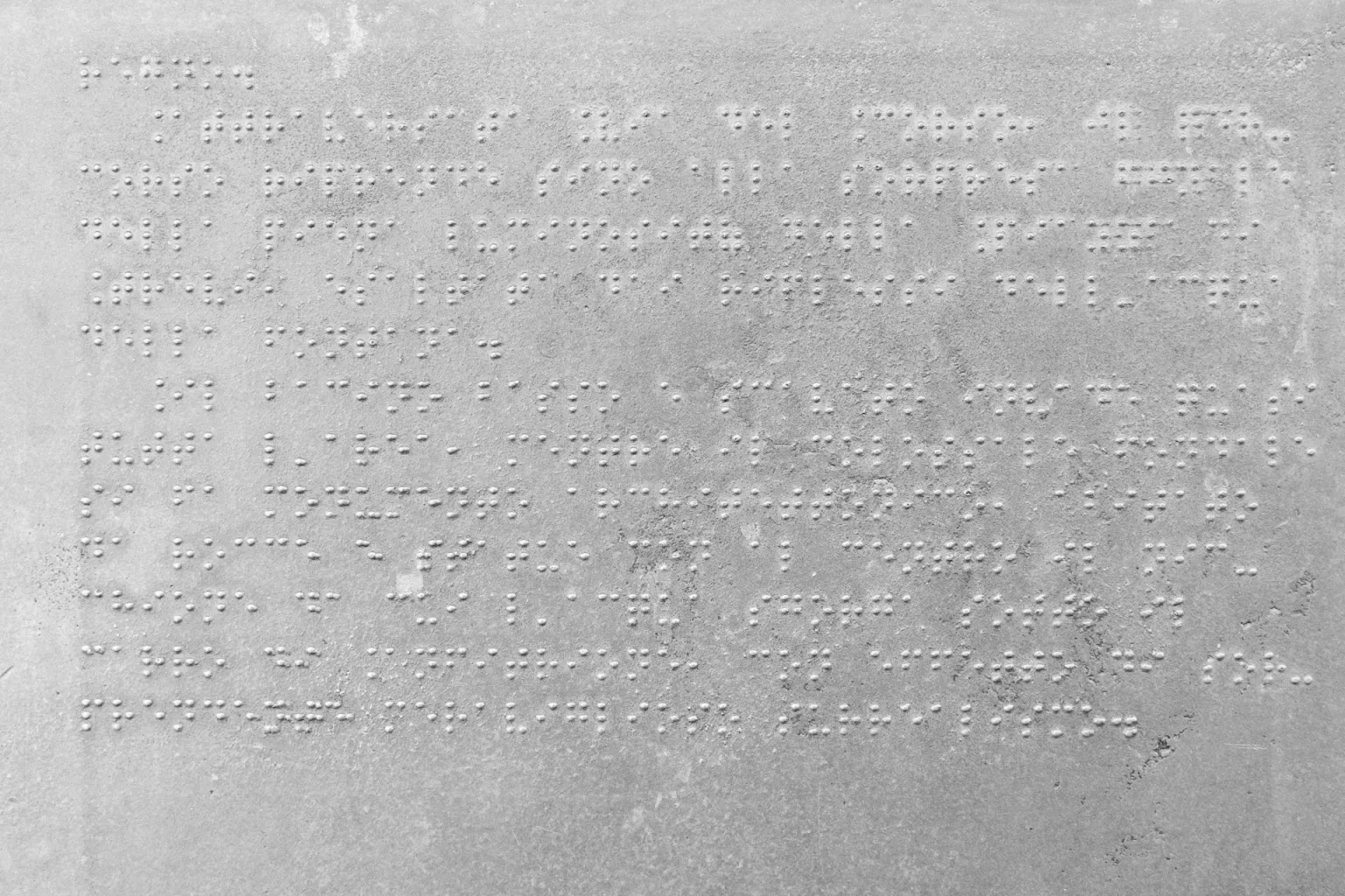 Desarrollado en 1825 por Louis Braille, el sistema se basa en seis puntos que generan 64 combinaciones para representar letras, números y hasta partituras musicales,